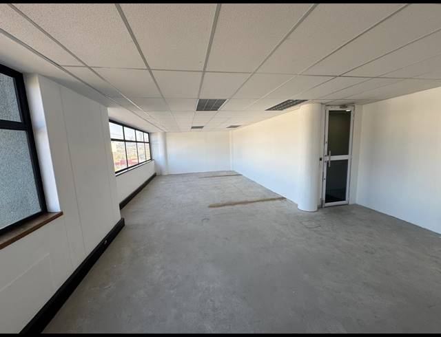 105M² SHOWROOM TO LET IN KRAMERVILLE